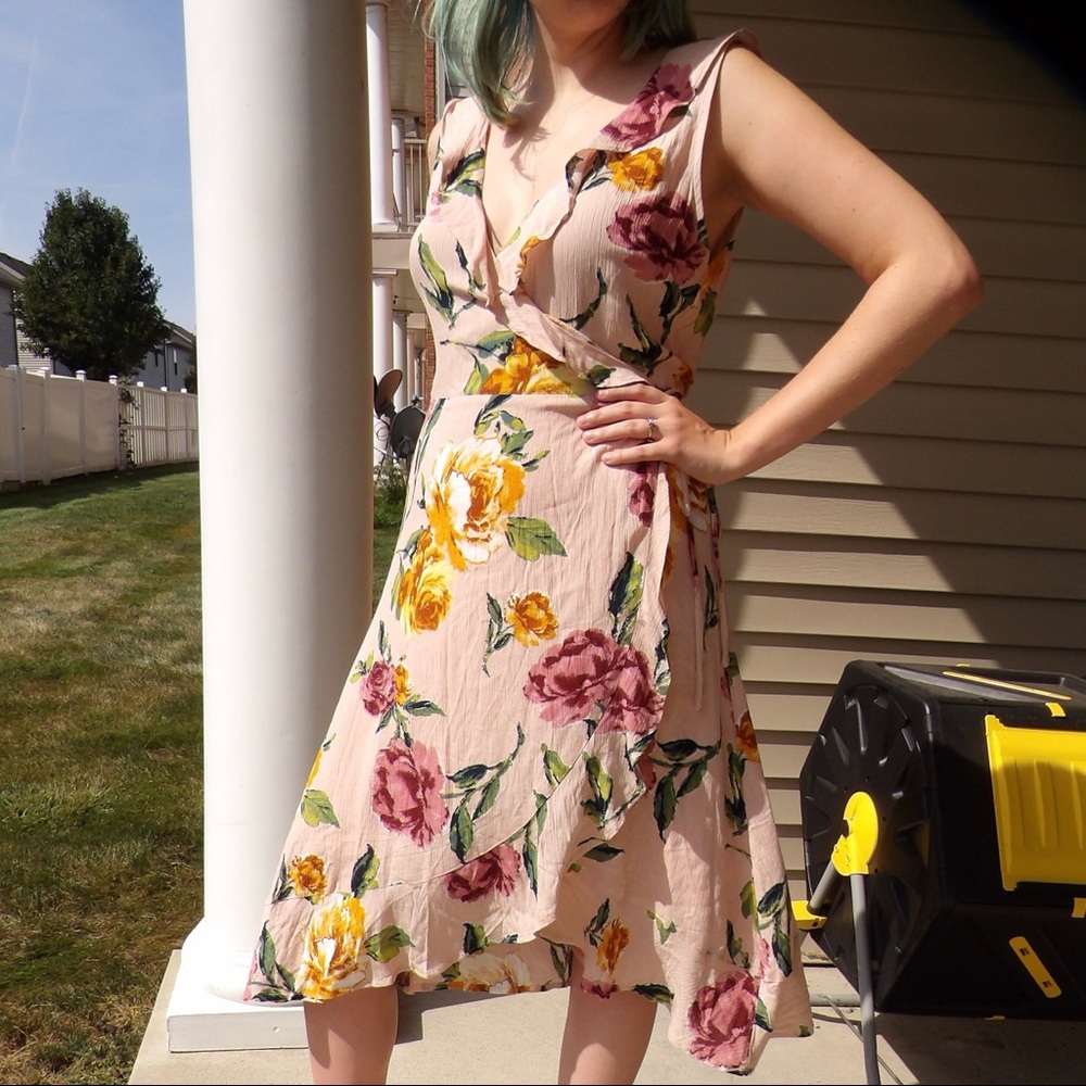 (NWT) Dry Goods pink floral wrap dress size medium